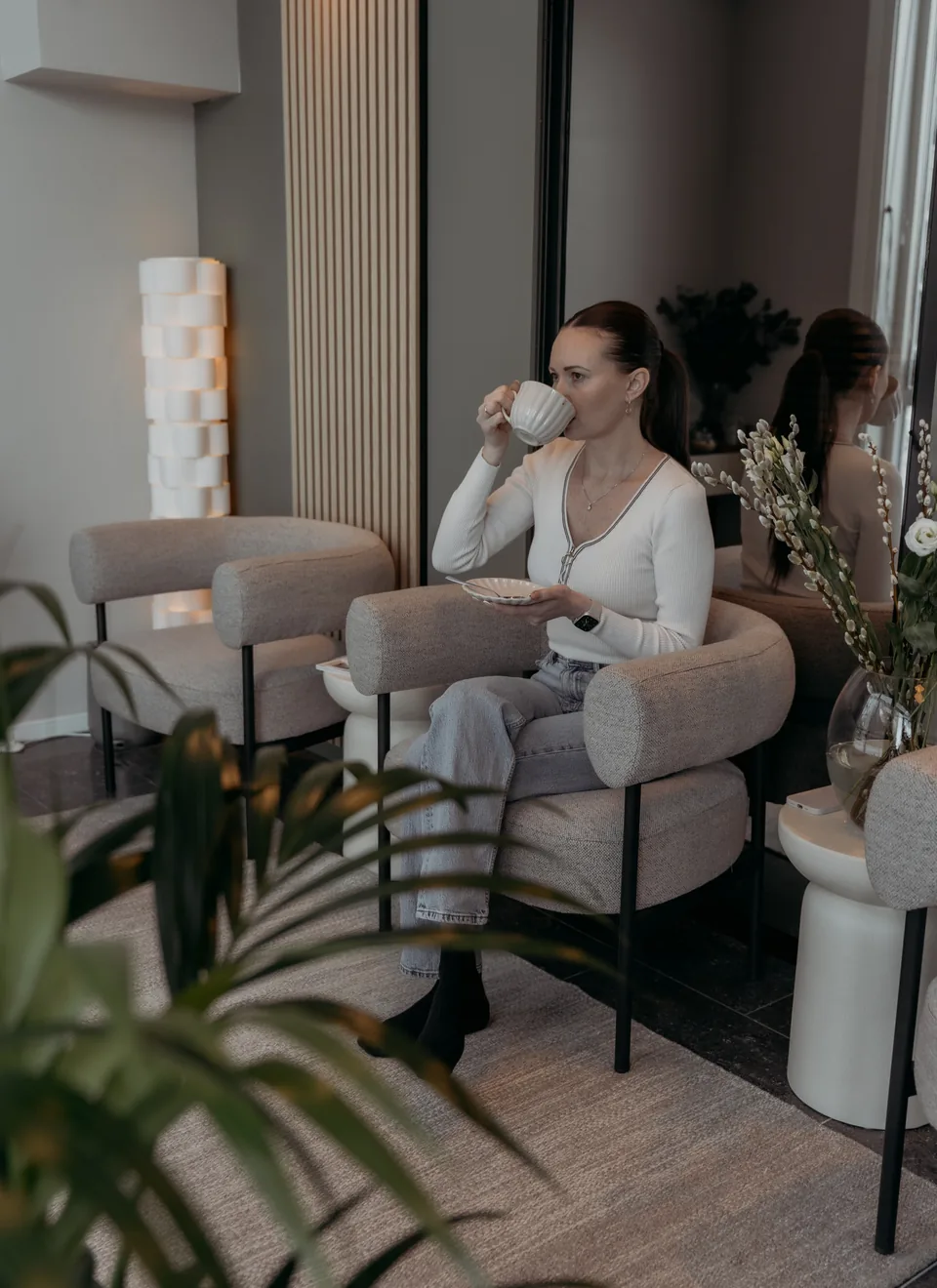 Loungen i Ro og Velv&aelig;re Studio med planter og sittegruppe